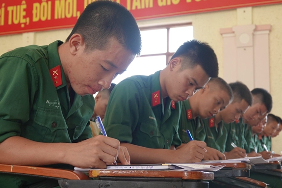 Đoàn viên, thanh niên Trung đoàn 8 (Sư đoàn 395, Quân khu 3) làm bài kiểm tra trắc nghiệm về kiến thức pháp luật, kỷ luật.